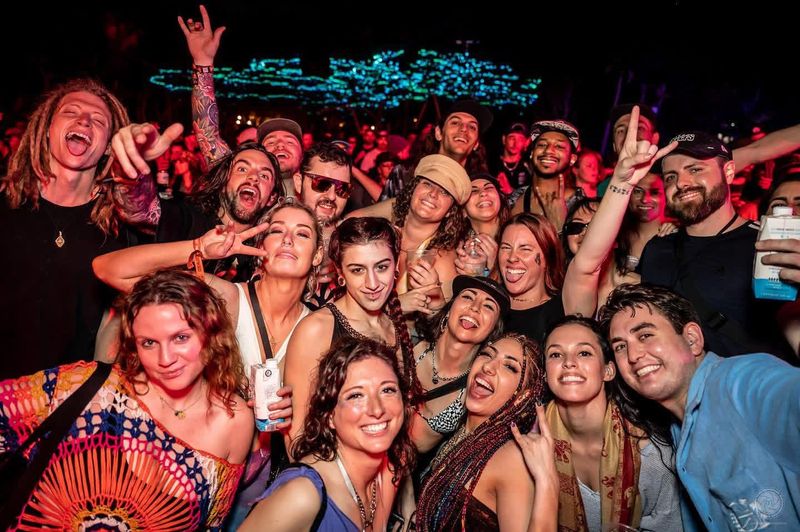 Multitudes y DJs en eventos de Ticket Fairy