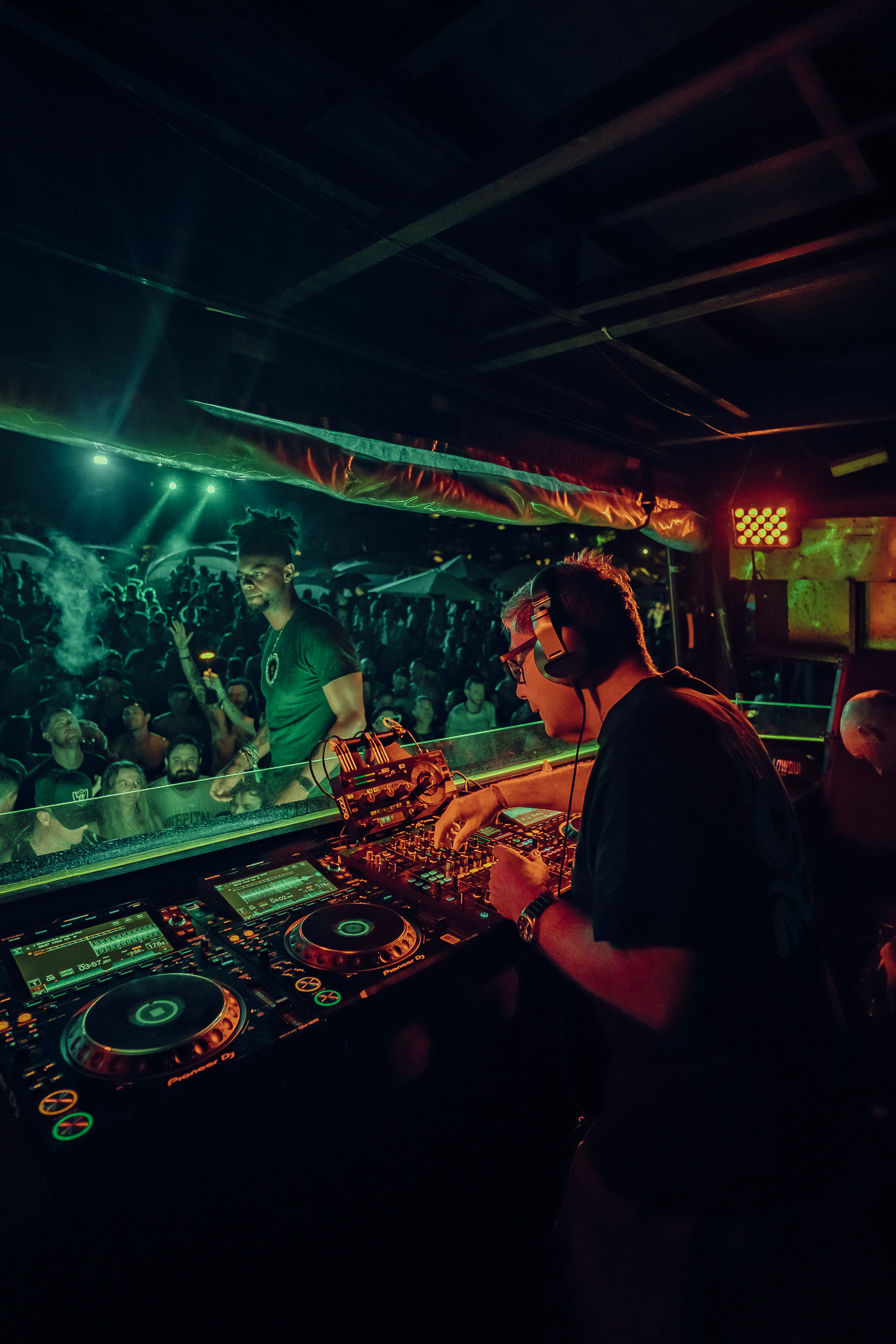 DJ en la cabina manejando la mezcladora en LOCUS Bali 2025