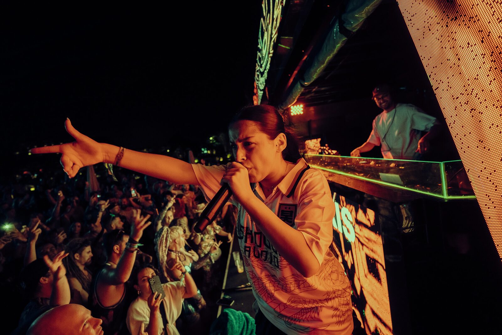 MC al micrófono señalando al público, LOCUS Bali 2025