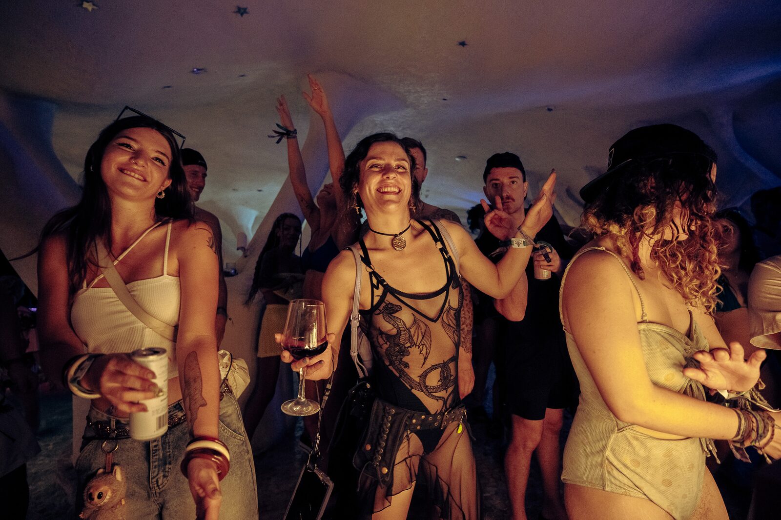 Asistentes en una carpa iluminada en LOCUS Bali 2025